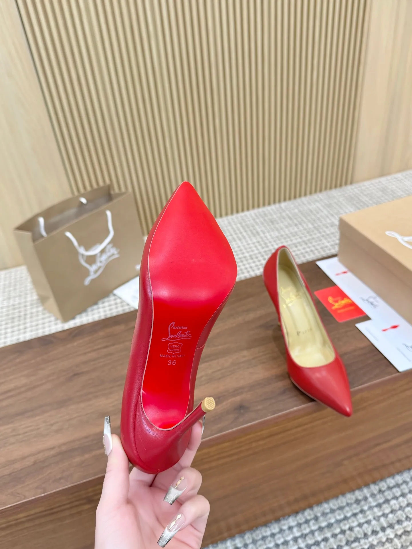 👟👟Ex-factory price 440👟👟 Genuine leather sole +40 Year-round shipment💝Christian Louboutin CL👠 Classic "Matte💎Cow Leather💎Series" Noble and luxurious, real blingbling✨ Real materials, all customized by the pattern maker, and the materials are made of original customized materials to achieve the taste of the original 6 color options 💍 Upper: Imported 👉 cowhide 💪 Lining: Sheepskin foot pad/lining Size: 34-40.41.42 Heel height: 10.5cm and 8.5cm two options Leather sole Rubber sole